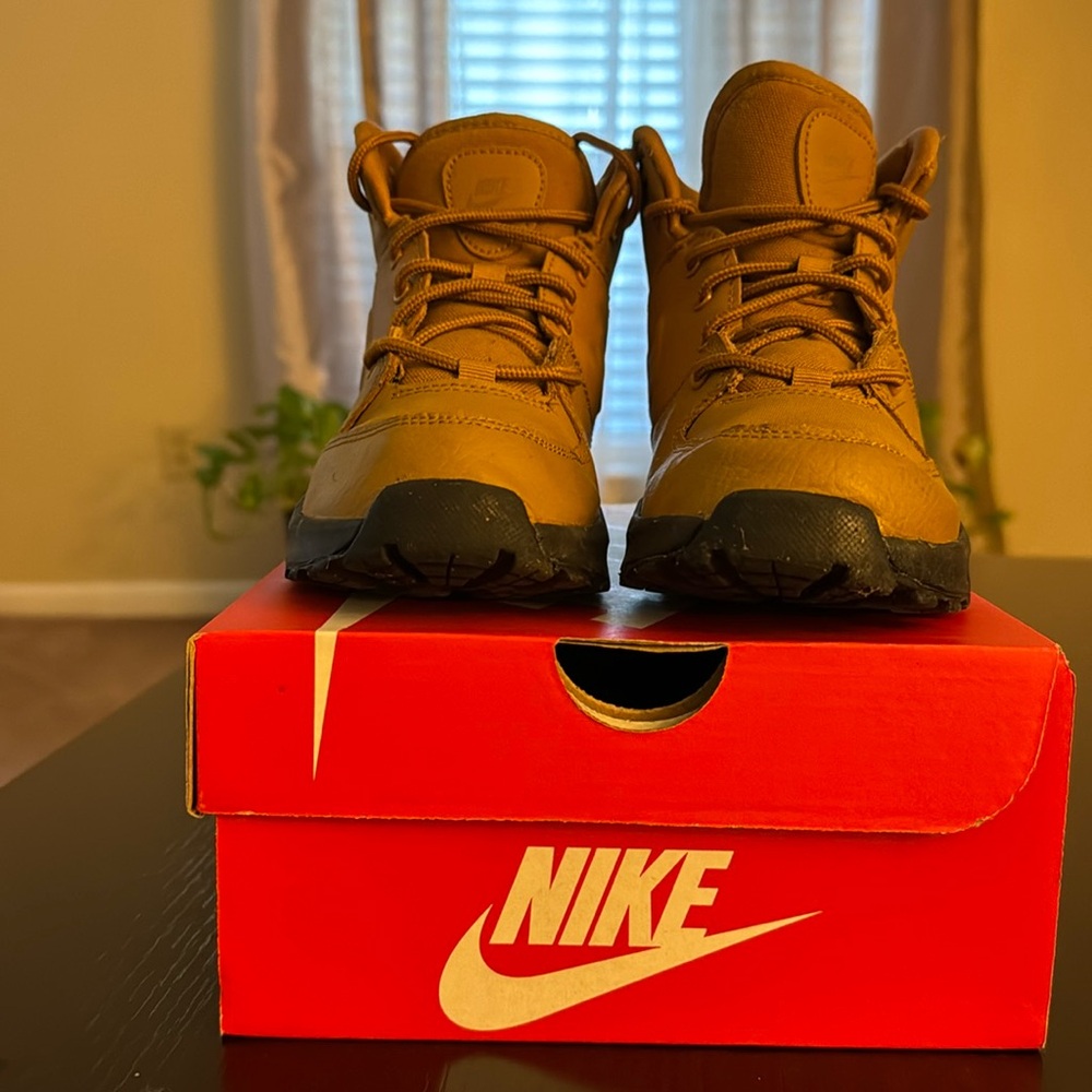 Nike kids boot size 2.5